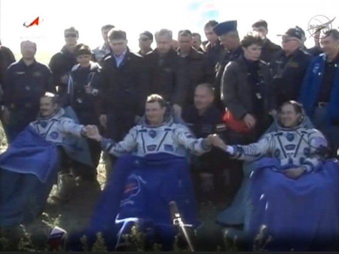 3-man space crew returns safely to Earth - 1
