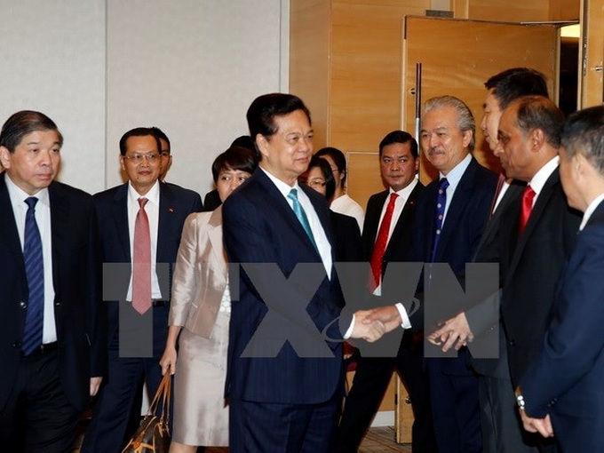 PM Nguyen Tan Dung talks with Singapore businesses - 1