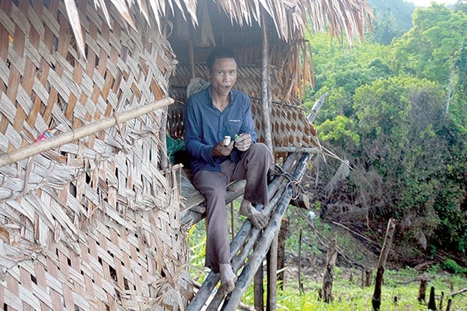 Jungle men struggle on return to society - 1 Jungle men struggle on return to society - 1