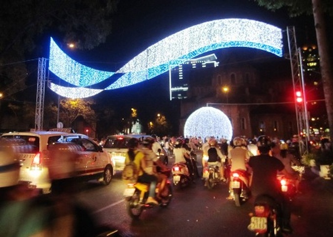 HCM City shines bright to welcome New Year - 3