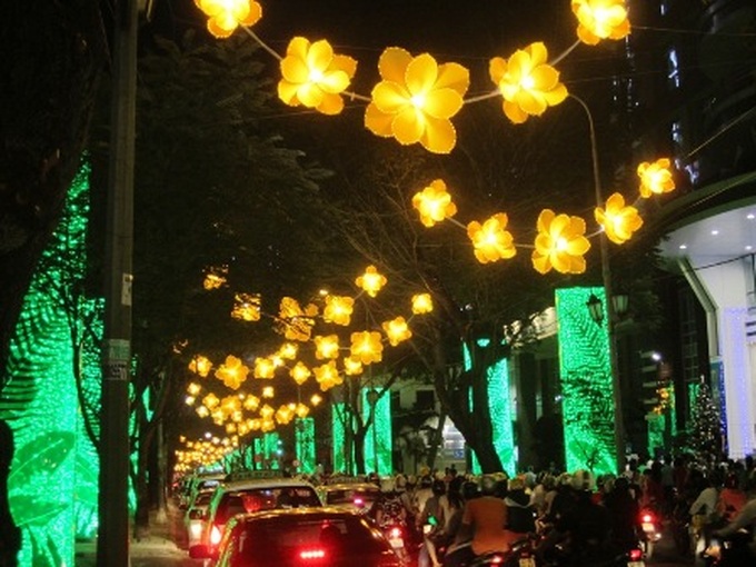 HCM City shines bright to welcome New Year - 4