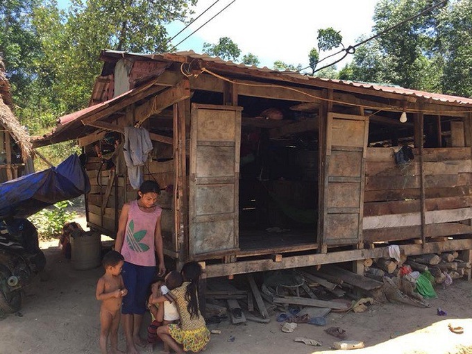 DTiNews readers help build house for poor ethnic minority family - 2 DTiNews readers help build house for poor ethnic minority family - 2