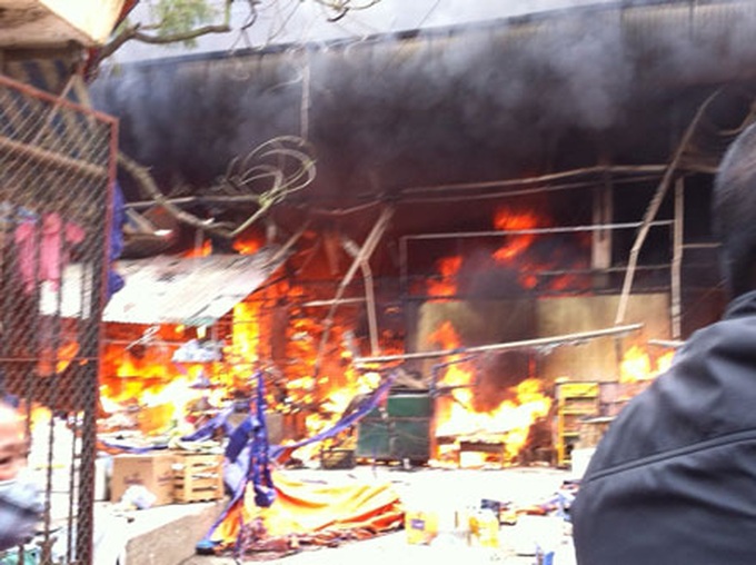 Fire in Nhat Tan Market sends traders, shoppers fleeing - 4 Fire in Nhat Tan Market sends traders, shoppers fleeing - 4