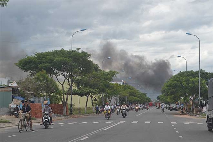 Fire destroys paint storage depot in Danang - 1