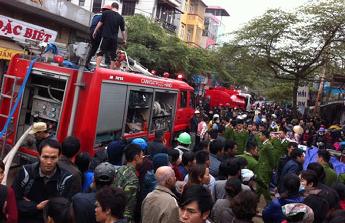 Fire in Nhat Tan Market sends traders, shoppers fleeing - 5 Fire in Nhat Tan Market sends traders, shoppers fleeing - 5
