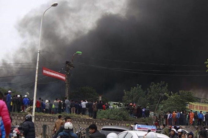 Fire in Nhat Tan Market sends traders, shoppers fleeing - 2 Fire in Nhat Tan Market sends traders, shoppers fleeing - 2