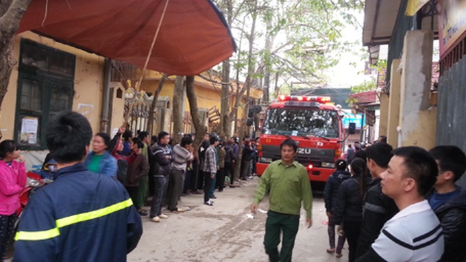 Fire in Nhat Tan Market sends traders, shoppers fleeing - 6 Fire in Nhat Tan Market sends traders, shoppers fleeing - 6