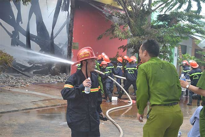Fire destroys paint storage depot in Danang - 7