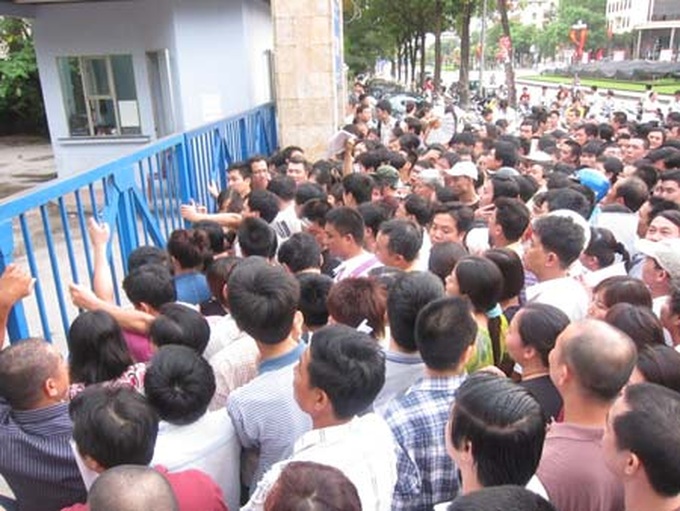 Hanoian parents jostled to buy application forms - 1