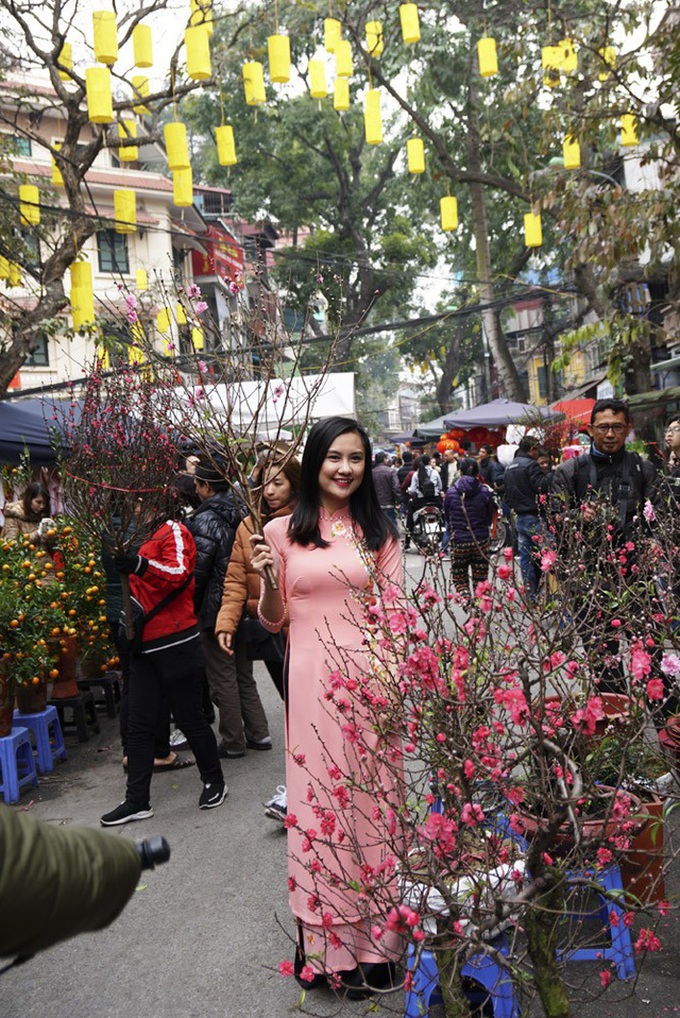 Flowers colour Hanoi's streets as Tet nears - 3 Flowers colour Hanoi's streets as Tet nears - 3