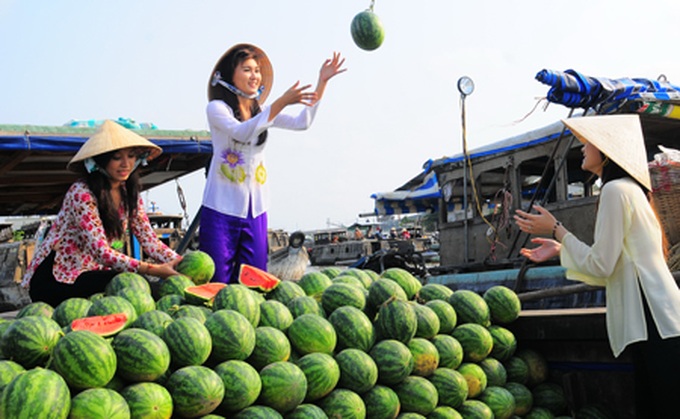 Floating markets bustling for Tet - 3