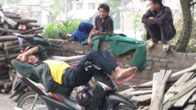 Hanoi’s day labourers struggle to find work - 2