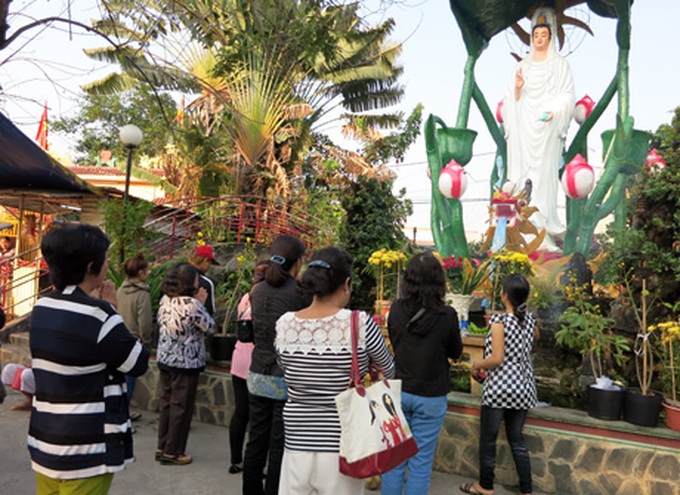 Visitors flock to pagodas for first full moon festival - 8