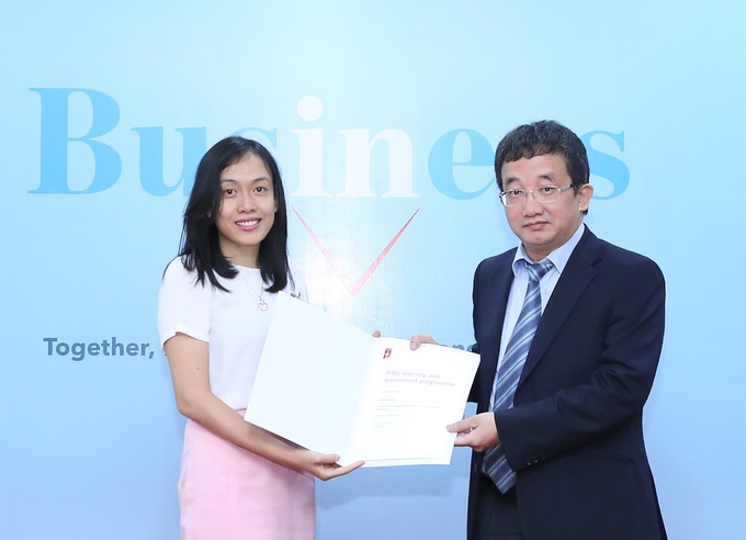 80 Vietnamese finance experts and lecturers receive IFRS certificates from ICAEW - 1