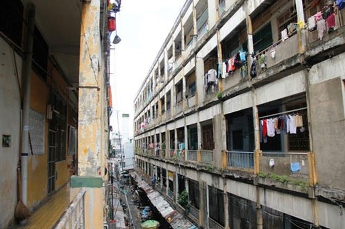 Old HCMC apartments a danger to residents - 1