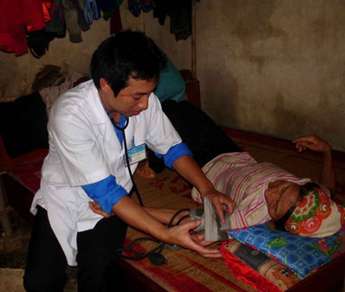 Young doctors provide free health checks - 3 Young doctors provide free health checks - 3