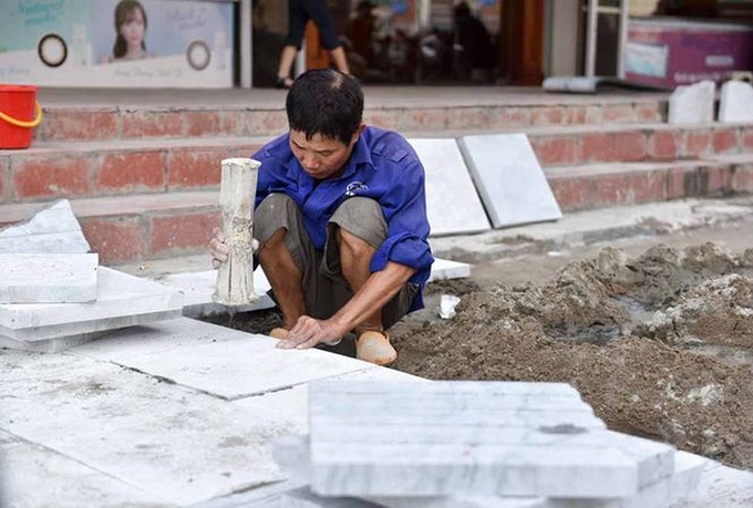 Experts question Hanoi street repaving - 1