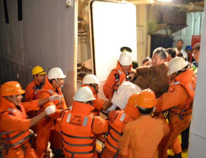 Rescuing foreigners aboard Panama ship off Khanh Hoa - 1