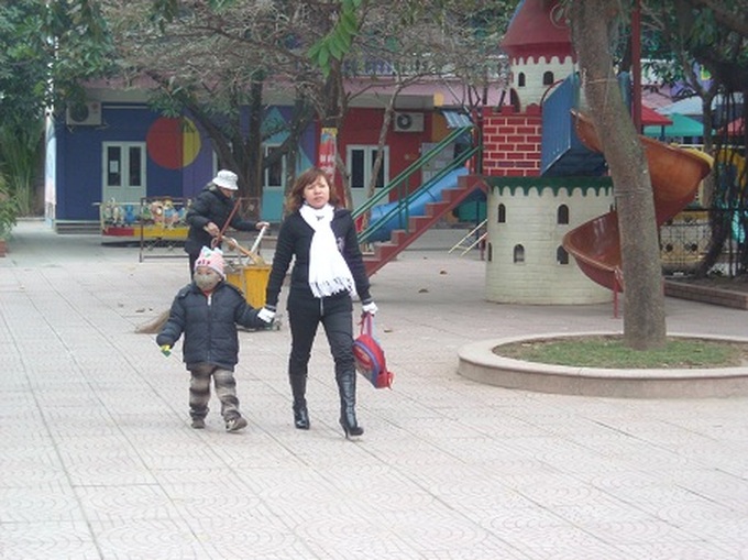 Parents scramble for child-care places as Hanoi schools close in big chill - 1 Parents scramble for child-care places as Hanoi schools close in big chill - 1