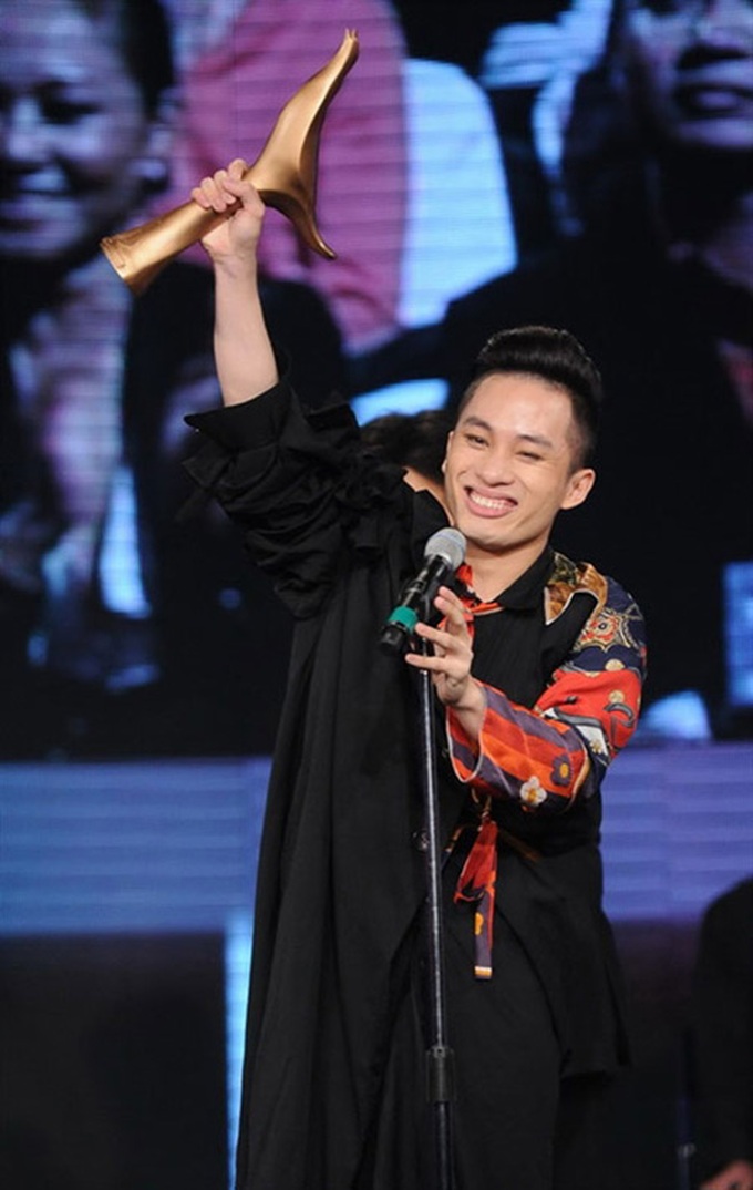 Tung Duong received 5th Dedication Award - 1 Tung Duong received 5th Dedication Award - 1