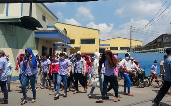 4,000 workers strike against company regulations - 1 4,000 workers strike against company regulations - 1