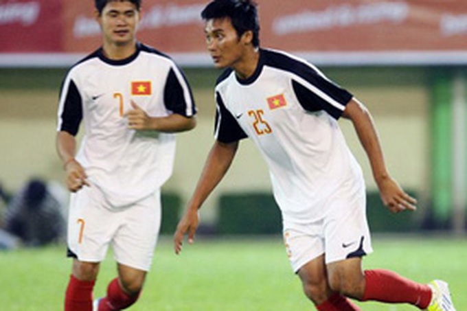 Japanese company sponsors football squads - 1