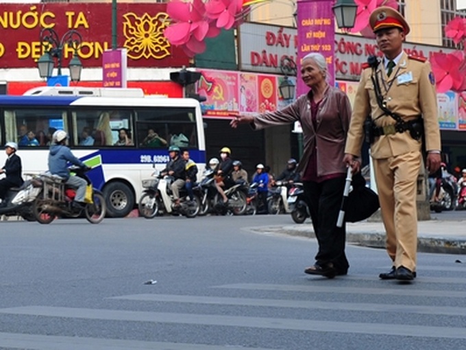 Hanoi traffic police attempt to improve public image - 1