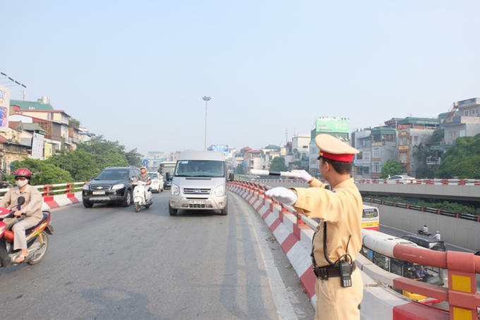 Hanoi puts more cops on traffic beat to break jams - 1