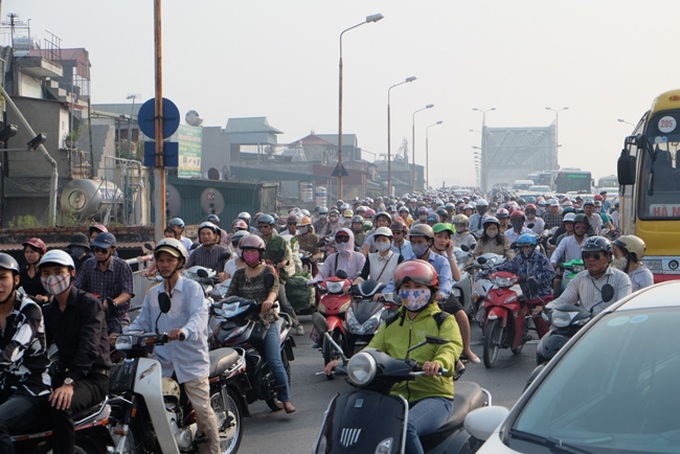 Hanoi puts more cops on traffic beat to break jams - 3