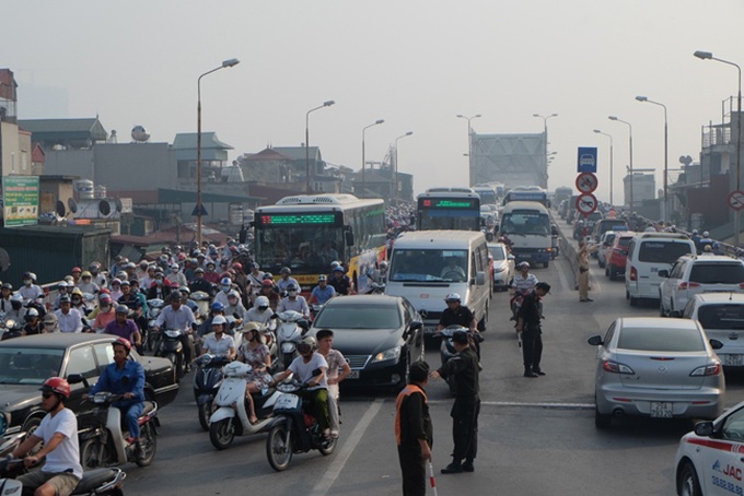 Hanoi puts more cops on traffic beat to break jams - 2