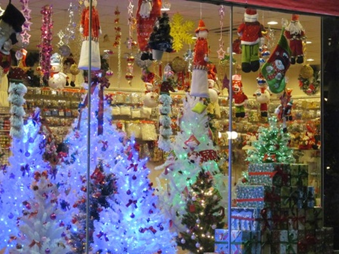 Boisterous Christmas atmosphere in HCM City - 22