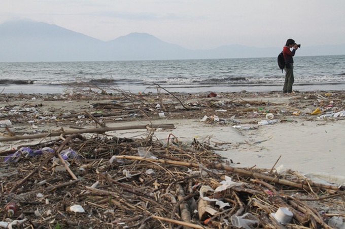 Rubbish swamps Danang beach - 1 Rubbish swamps Danang beach - 1