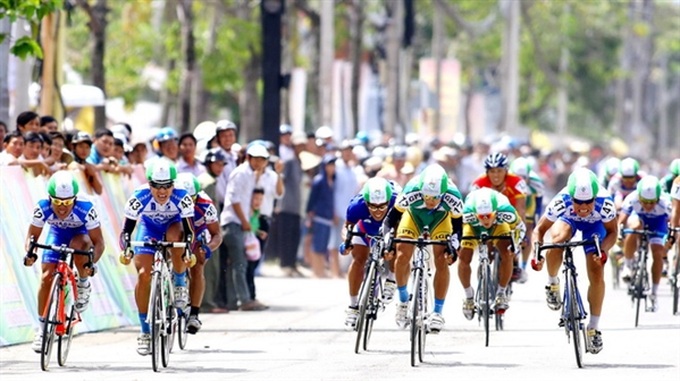 Foreign athletes join Dien Bien Phu cycling tourney - 1