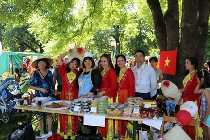 Vietnamese in Czech Republic raise fund for homeland’s sea, islands - 1