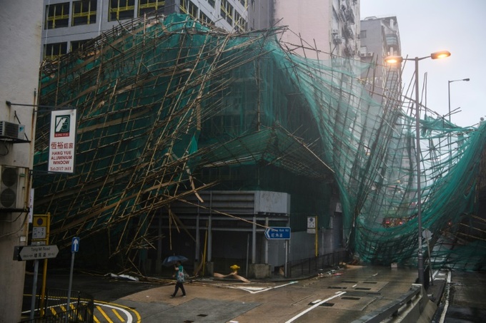 Massive clean-up in Hong Kong after typhoon chaos - 1