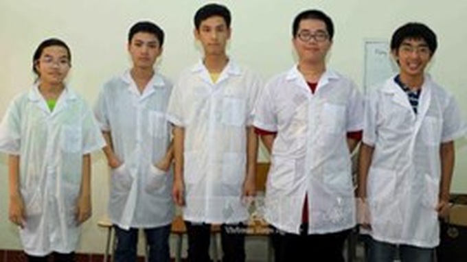 Vietnamese students excel at physics comp - 1