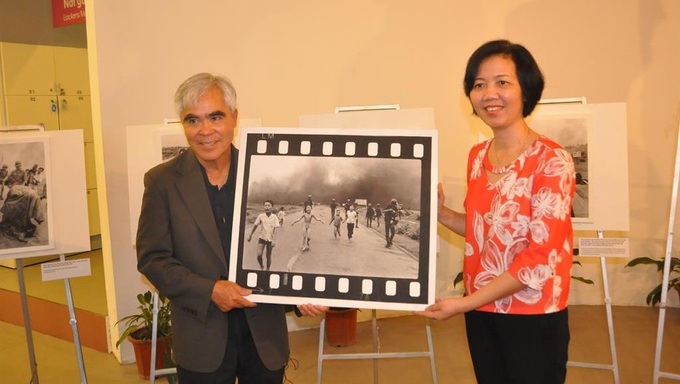 Photographer Nick Ut presents his iconic 'Napalm Girl' photo to Women’s Museum - 1 Photographer Nick Ut presents his iconic 'Napalm Girl' photo to Women’s Museum - 1