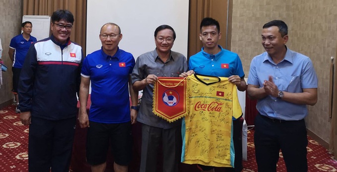 Vietnam’s Laos embassy pays out USD4,000 before AFF Suzuki Cup - 1 Vietnam’s Laos embassy pays out USD4,000 before AFF Suzuki Cup - 1