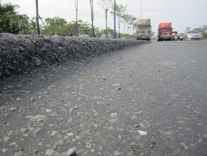 Rapid deterioration of large HCM City highway poses danger - 1