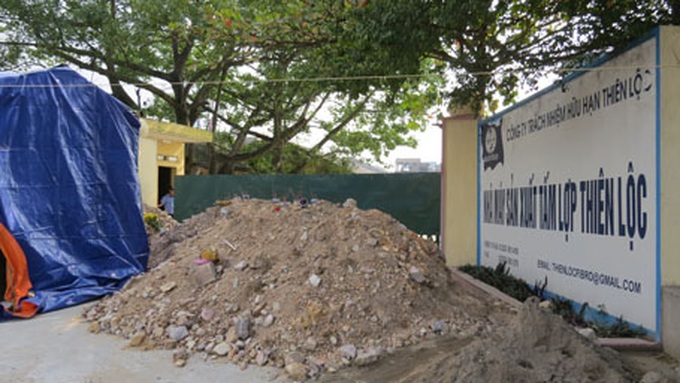 People dump soil in front of company to protest environmental violations - 1 People dump soil in front of company to protest environmental violations - 1
