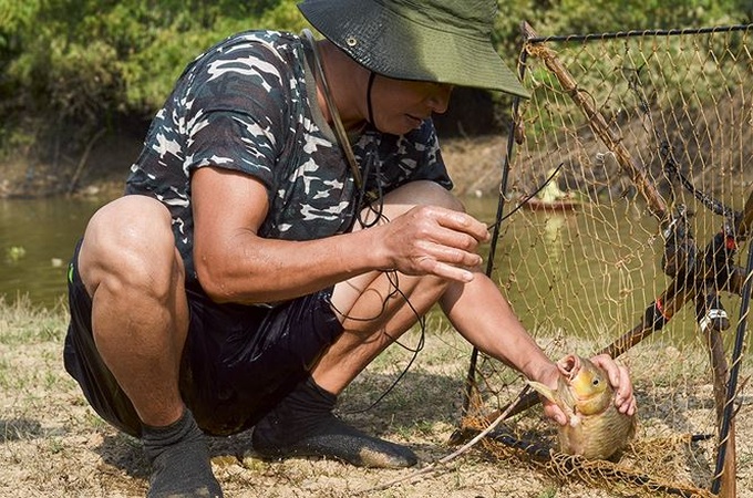 Fishing with long rackets on Hanoi's Tich River - 7
