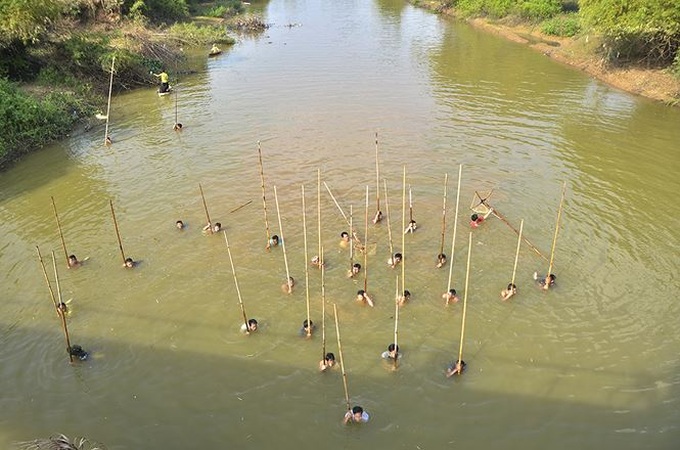 Fishing with long rackets on Hanoi's Tich River - 1