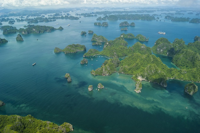 King Kong and Godzilla directors visit Ha Long Bay - 4