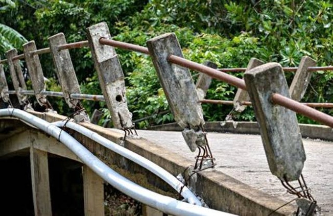 Local authorities criticised for destroying bridge handrails - 1