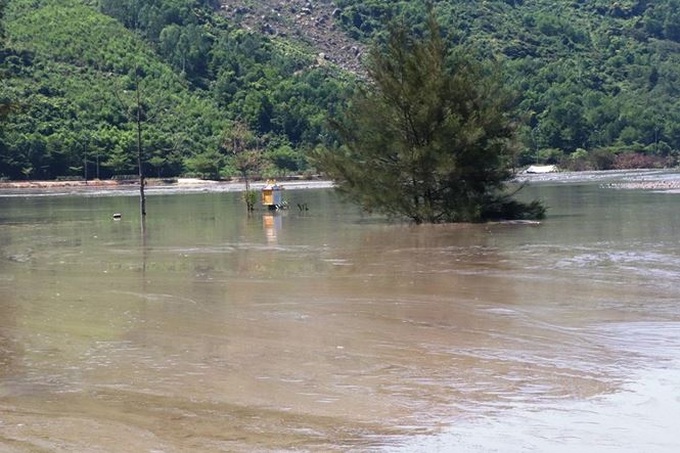 Chan May Port threatened by dyke project - 1