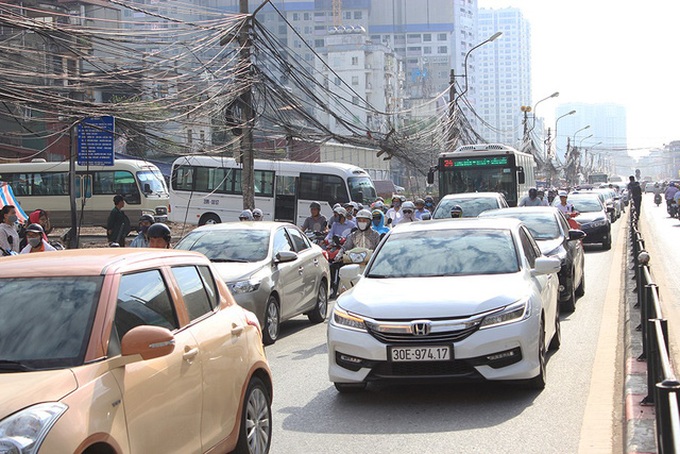 Tangled electrical wires on Hanoi streets - 11