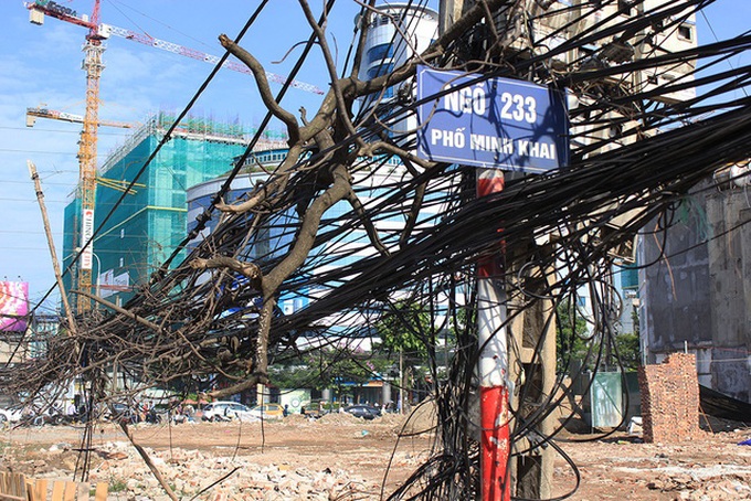 Tangled electrical wires on Hanoi streets - 3