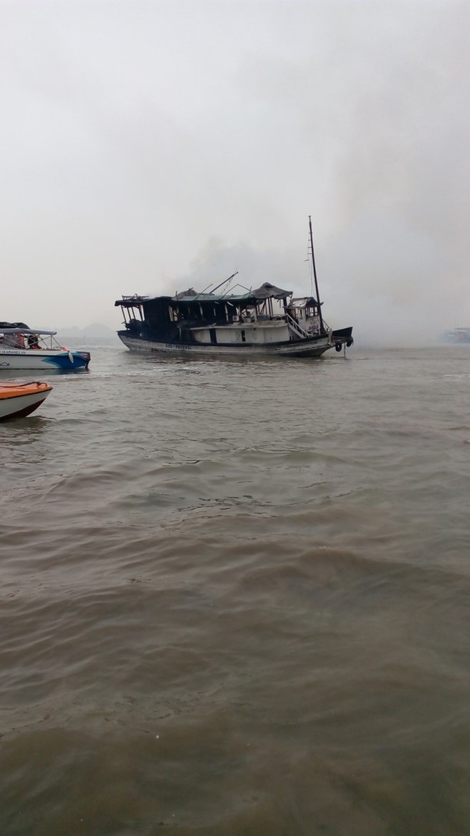 Halong Bay tourist boat fire prompts inspections - 3