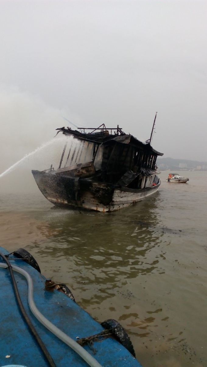 Halong Bay tourist boat fire prompts inspections - 1