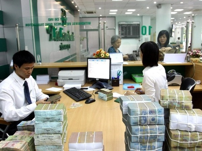 Some banks raise rates on Vietnamese dong deposits - 1